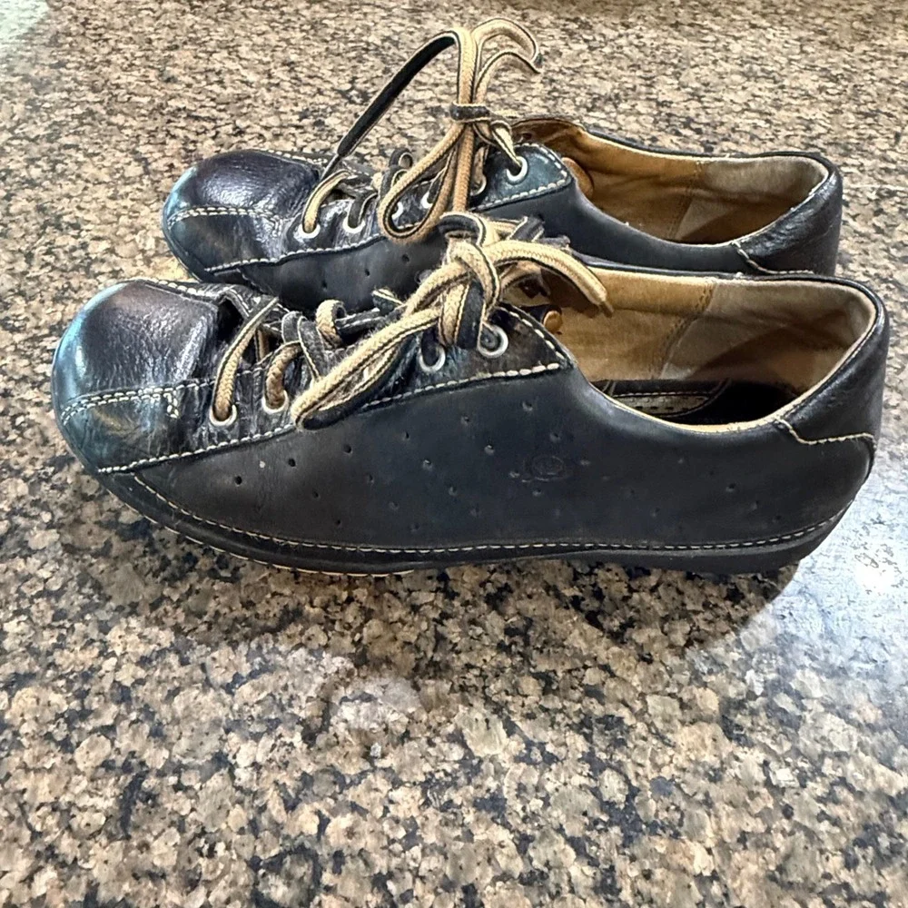 Born Black Leather Lace Up Comfort Flats Shoes Contrast Stitch Perforated Sz 7